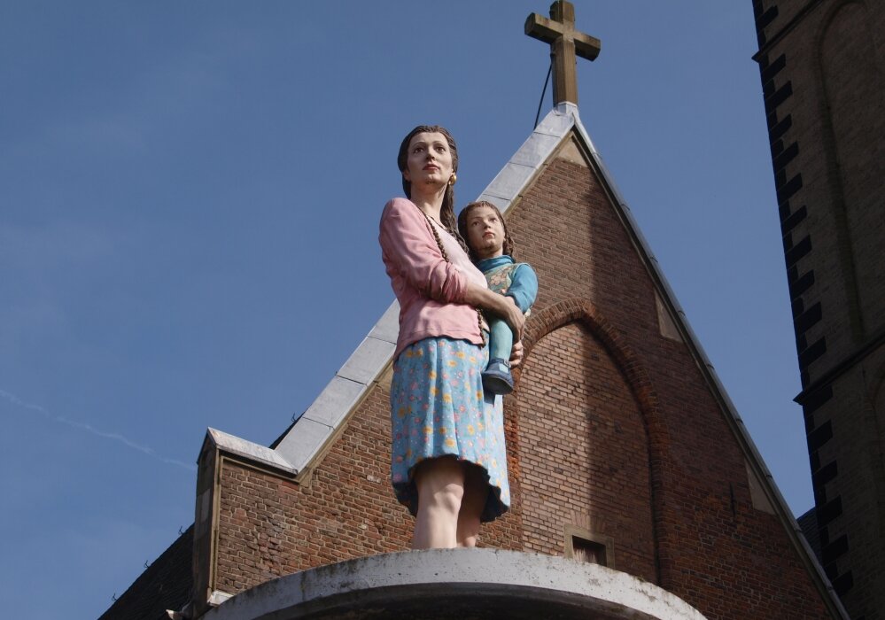 "Die Fremde" direkt vor der St. Lambertus Kirche und Richtung Rhein schauend (Foto: Michelle Pieczyk)