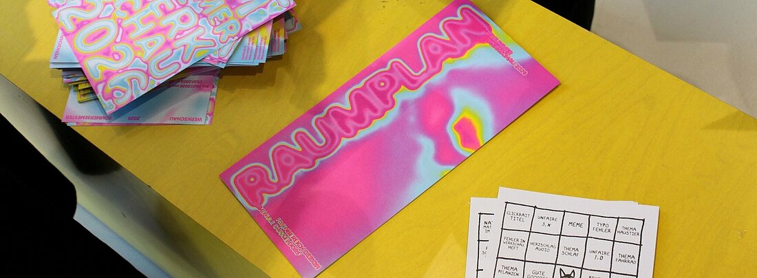Eine Bingo-Karte und der Raumplan der Werkschau