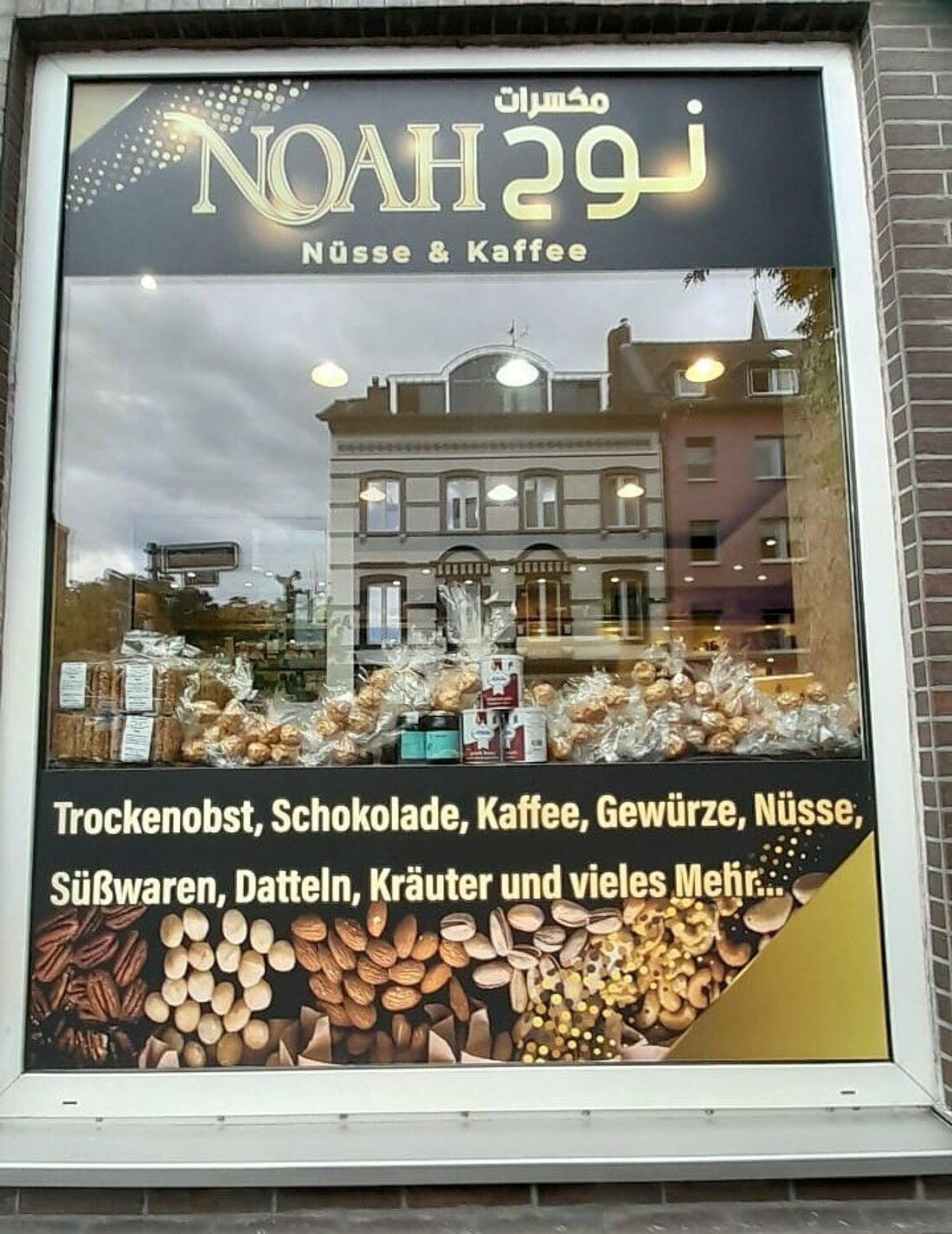Man sieht die Fassade von Noah Kaffee (Foto: Maren Wollmann)
