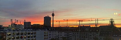 Die Düsseldorfer Skyline, bei Sonnenuntergang 