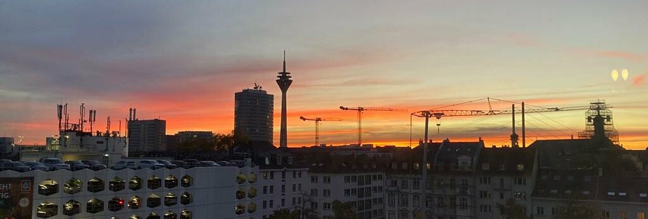 Düsseldorf bei Sonnenuntergang (Foto: Noa Leimkühler) Die Düsseldorfer Skyline, bei Sonnenuntergang
