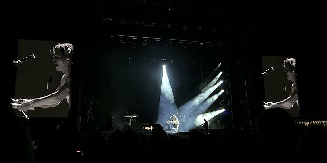 Man sieht Fred Rabe, wie er von Scheinwerfern angestrahlt, am Klavier sitzt.