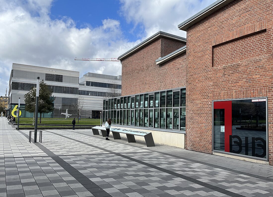 Man sieht das alte Gebäude des Schlachthofes in dem heute ein Erinnerungsort und die Bibliothek der HSD sind.