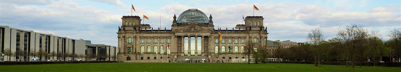 Zu sehen ist das Reichstagsgebäude in Berlin aus frontaler Perspektive.