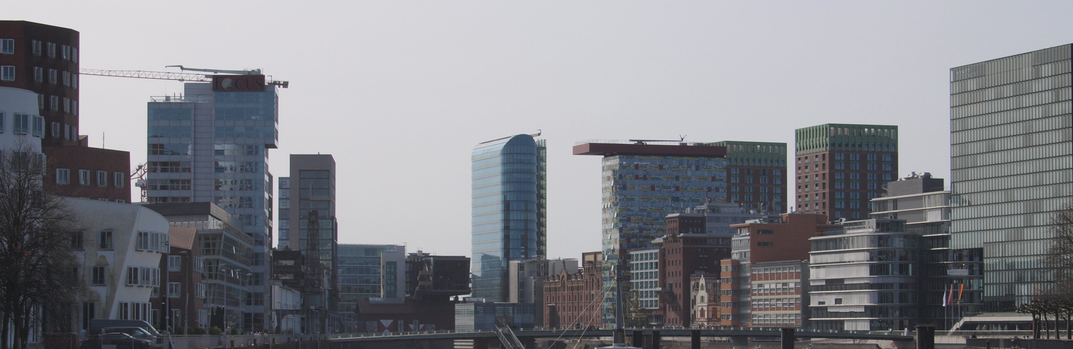 Man sieht die Skyline des Medienhafens in Düsseldorf.