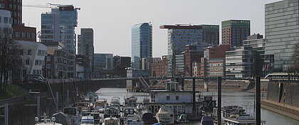 Auf dem Foto ist der Medienhafen in Düsseldorf zu sehen.