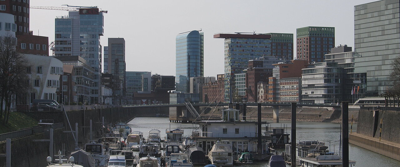 Auf dem Foto ist der Medienhafen in Düsseldorf zu sehen.