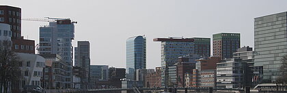 Man sieht die Skyline des Medienhafens in Düsseldorf.