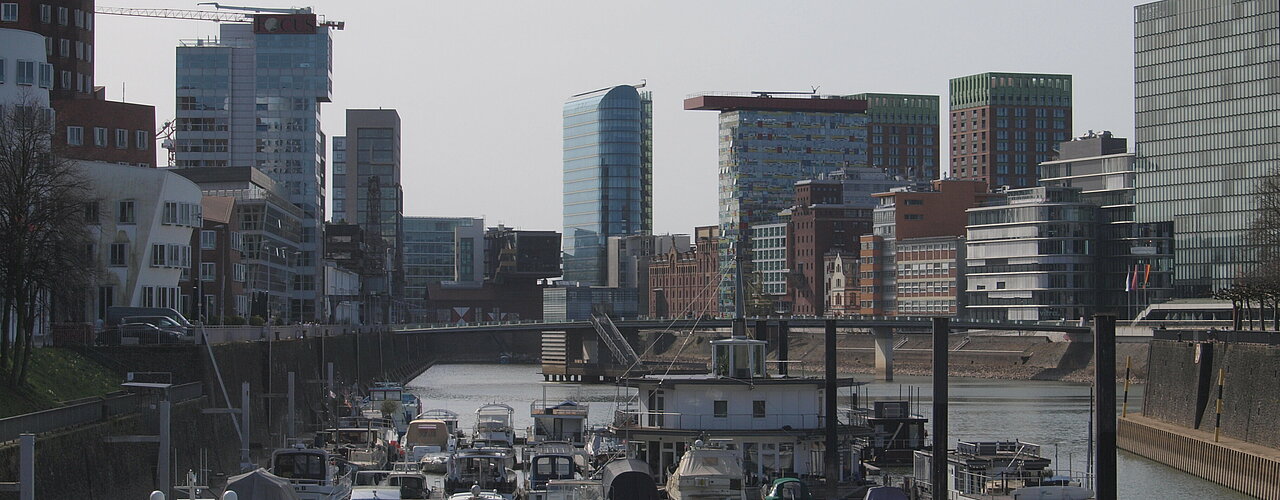 Der Medienhafen in Düsseldorf bei gutem Wetter (Foto: Michelle Pieczyk)