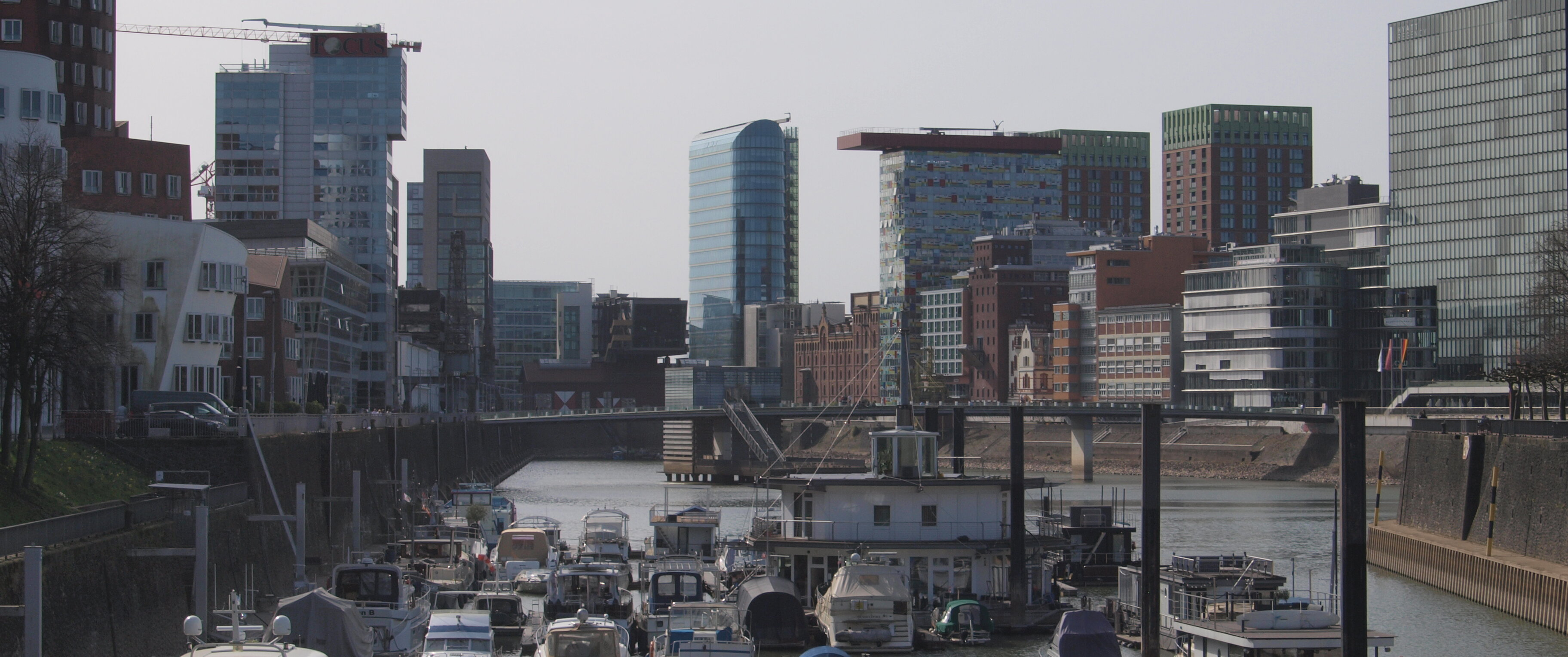 Auf dem Foto ist der Medienhafen in Düsseldorf zu sehen.