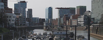 Der Medienhafen in Düsseldorf bei gutem Wetter (Foto: Michelle Pieczyk)
