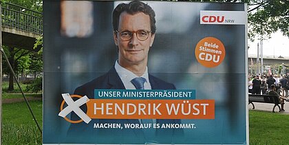 Ein Wahlplakat der CDU mit Spitzenkandidat Hendrik Wüst für die Landtagswahl NRW