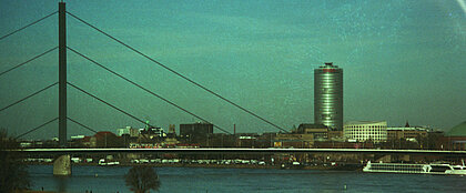 Zu sehen ist die Skyline von Düsseldorf in einem Retro Filter (Foto: Michelle Pieczyk)