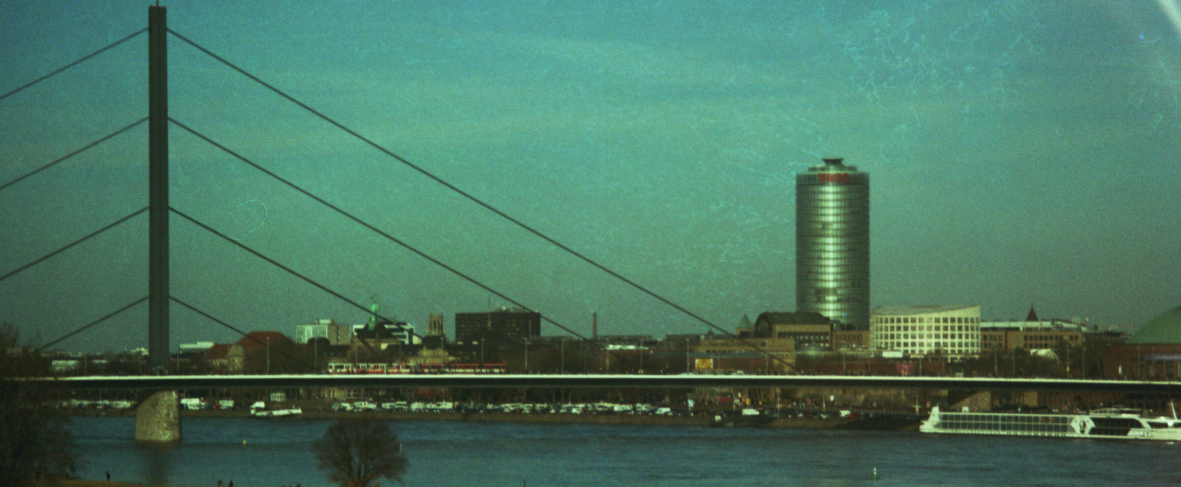 Zu sehen ist die Skyline von Düsseldorf in einem Retro Filter (Foto: Michelle Pieczyk)