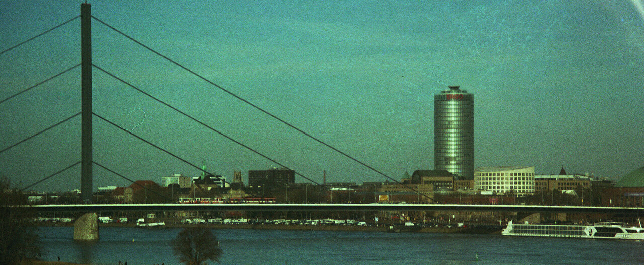 Zu sehen ist die Skyline von Düsseldorf in einem Retro Filter (Foto: Michelle Pieczyk)