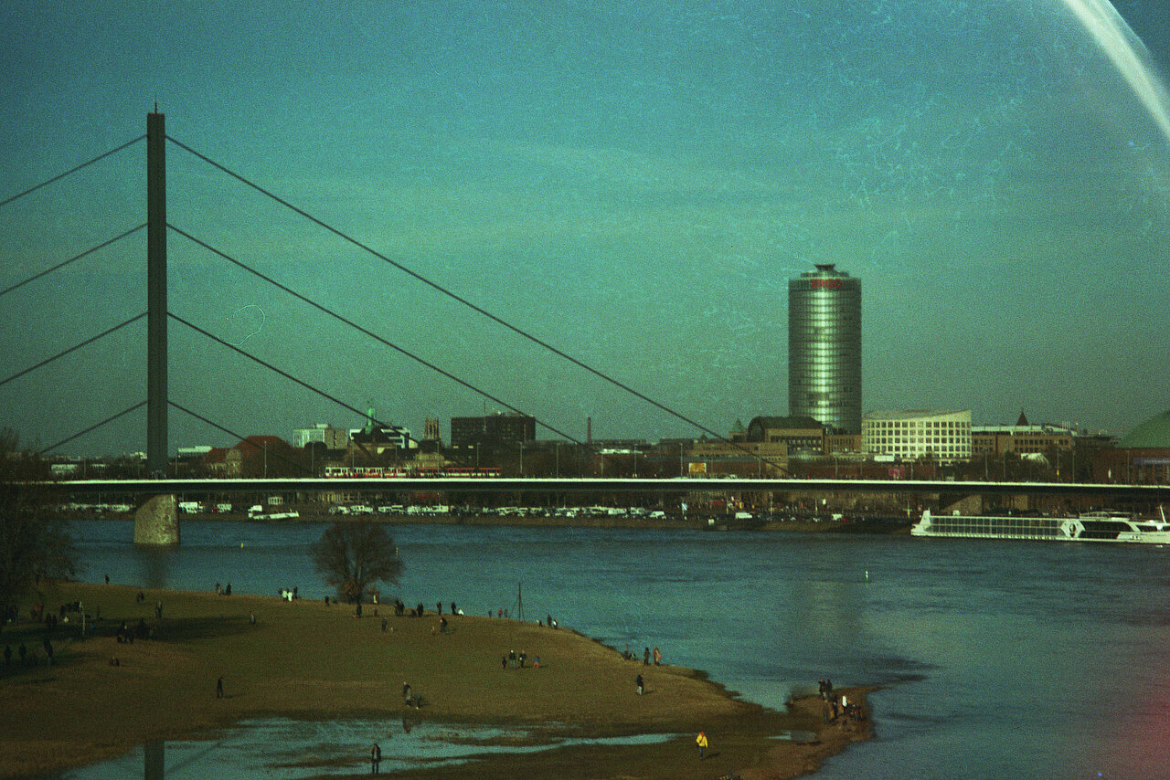 Ein Filmfoto von der anderen Rheinseite. (Foto: Michelle Pieczyk) Auf dem Bild ist die andere Rheinseite von Düsseldorf zu sehen.