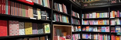 Zu sehen sind bunt gefüllte Bücherregale.