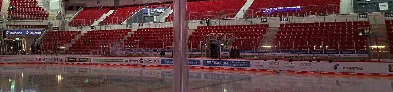Auf dem Bild sieht man eine leere Eishockey-Arena