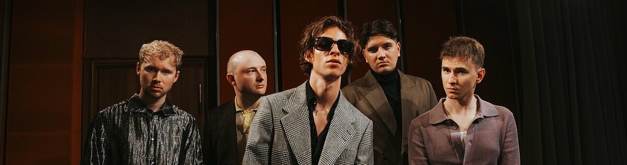 Man sieht die fünf Musiker der Giant Rooks nebeneinanderstehen