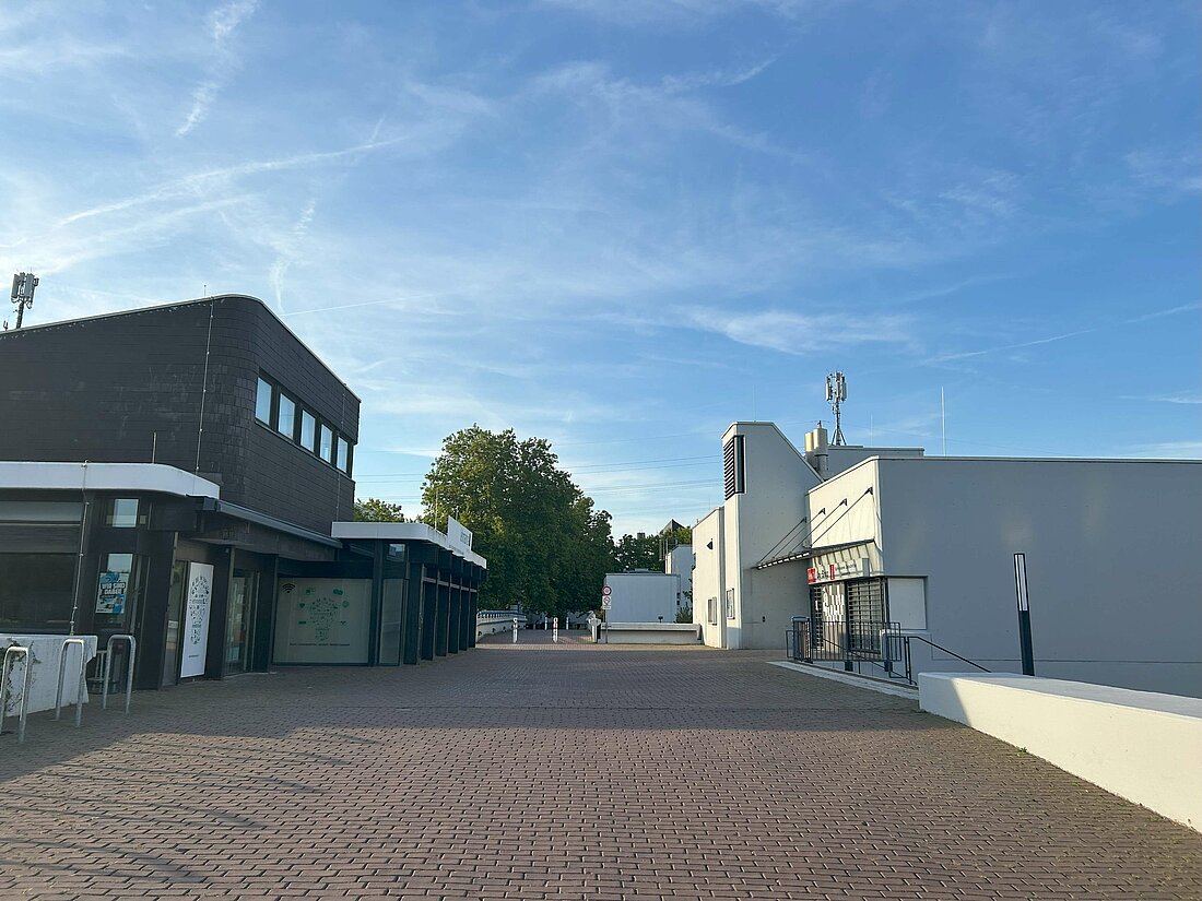 Auf dem Bild sieht man links den Uni-Shop Lehmanns und den mittlerweile geschlossenen Uni-Kiosk (Foto: Lena Sorgalla)