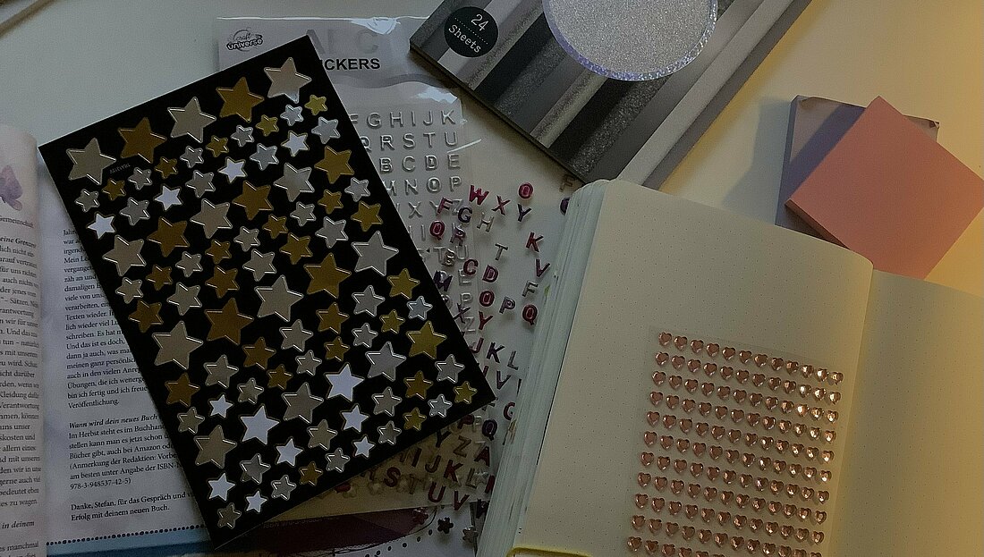 Auf dem Bild sieht man mögliche Materialien für eine Scrapbook-Seite (Foto:Lena Sorgalla)