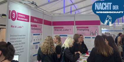 Auf dem Foto sieht den Stand des DREAM-Teams bei der Nacht der Wissenschaft. An den Wänden hängen die Plakate des Teams