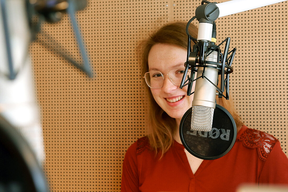 Magdalena fordert die Studierenden auf, die Volt-Hochschulgruppe zu wählen: „Für mehr Transparenz und weniger Demokratie“. Foto: Greta Stangner Magdalena Kuom steht am Mikrofon und formuliert ihr Abschlussstatement.