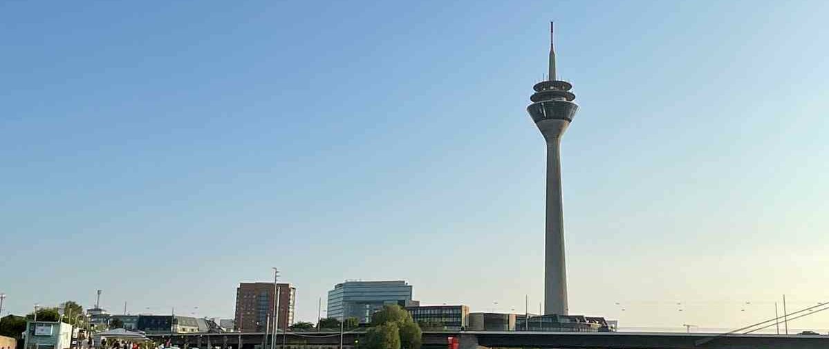 Auf dem Bild sieht man den Rheinturm am Rheinfuer bei Sonnennuntergang (Foto: Marie Förder)