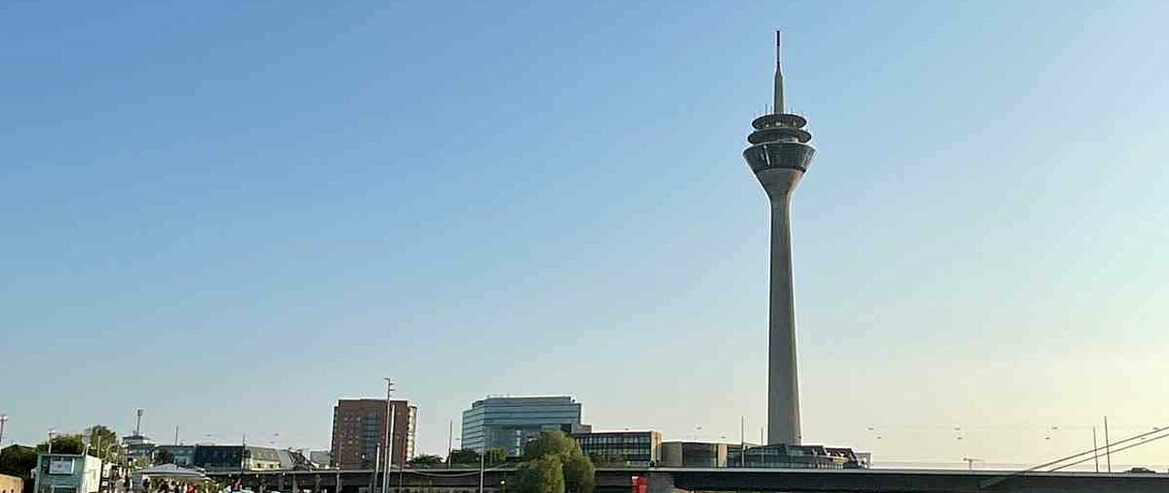 Auf dem Bild sieht man den Rheinturm am Rheinfuer bei Sonnennuntergang (Foto: Marie Förder)