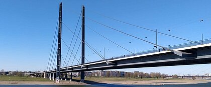 Zu sehen ist die Rhein Knie Brücke in Düsseldorf bei Sonnenschein (Foto: Carolin Lutzka)