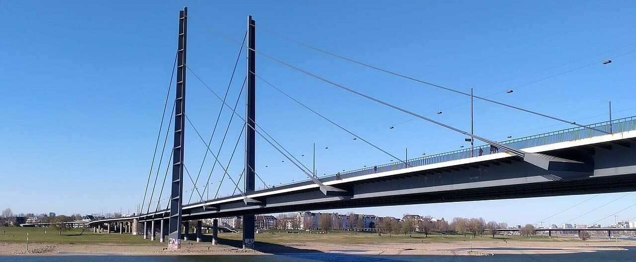 Zu sehen ist die Rhein Knie Brücke in Düsseldorf bei Sonnenschein (Foto: Carolin Lutzka)