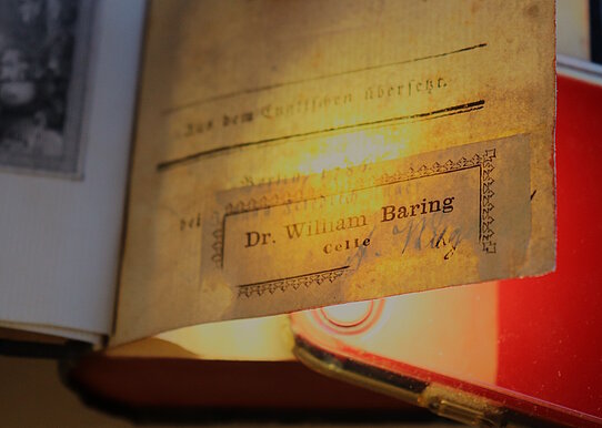 Zu sehen ist ein Buch, unter dessen erster Seite eine Taschenlampe platziert ist. Dadurch ist erkennbar, was auf der Seite steht.