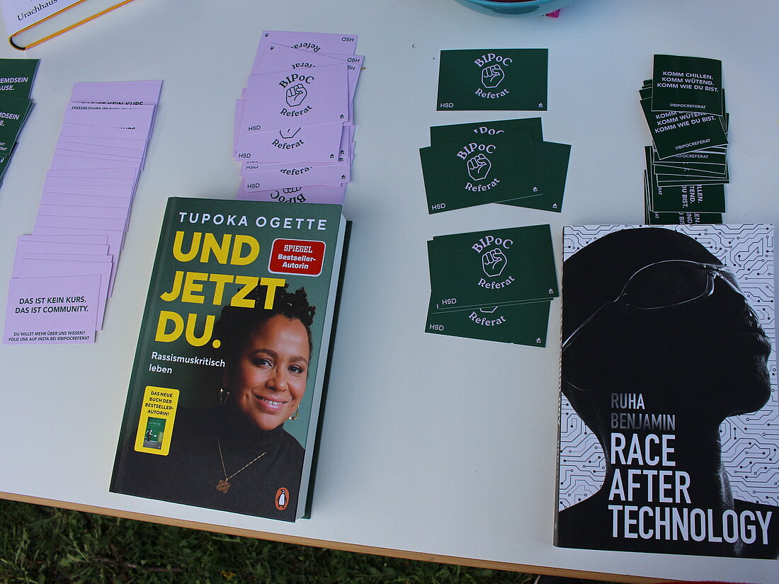 Ein Stand mit Visitenkarten, Flyern und Büchern
