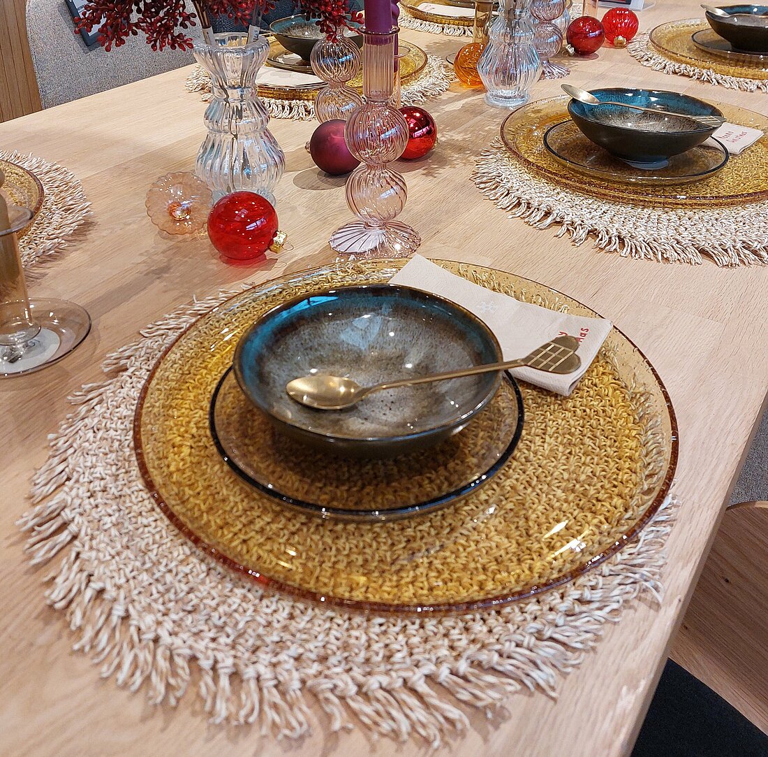 An einem hergerichteten Tisch lässt sich das Essen genießen (Foto: Nathalie Küster) Auf einem Holztisch befinden sich mehrere Tischgedecke.