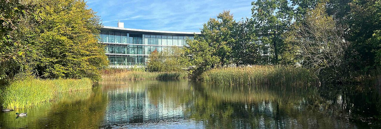 Man sieht den Teich beim Campus der HHU.