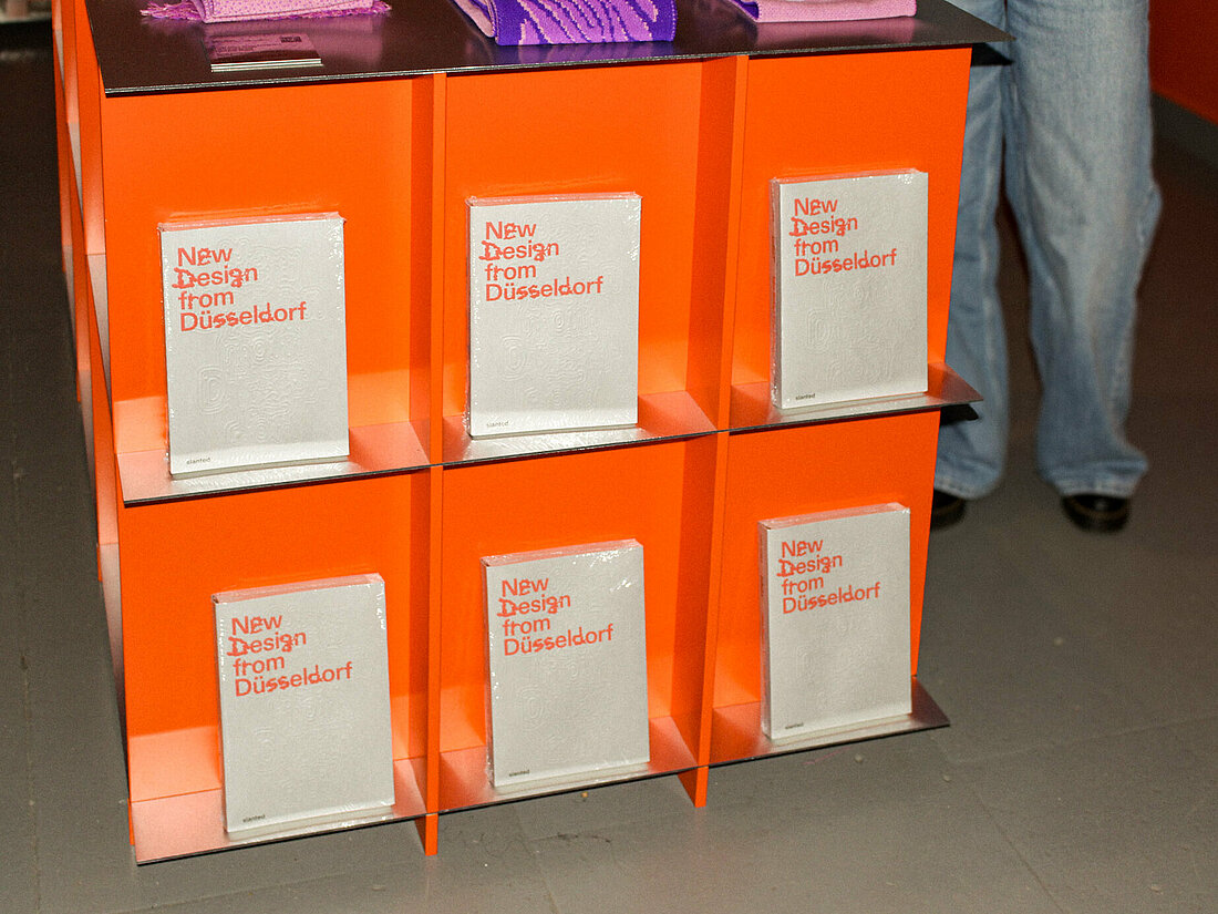 Das begleitende Ausstellungsbuch im orangenen Museumsshop