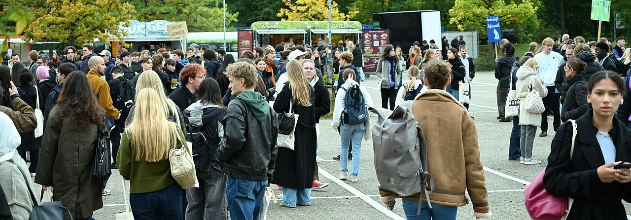 Auf dem Bild sieht man die neuen Erstis für das kommende Wintersemester an der HHU auf dem P2 Parkplatz bei der Ersti-Begrüßung (Foto: Andreas Meske)