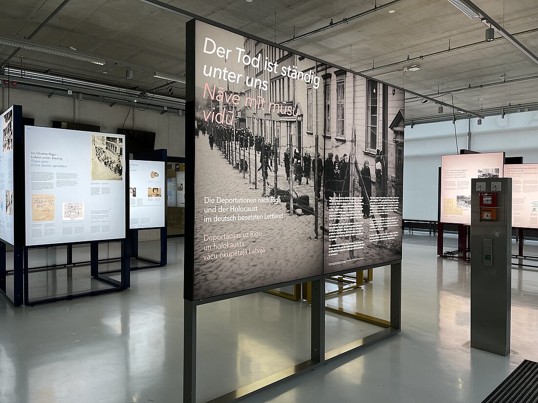Man sieht eine Ausstellung an der Hochschule Düsseldorf welche die Deportation von Jüd:innen aus Deutschland nach Riga dokumentiert.