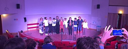 Auf dem Foto sieht man das Ensemble „Heinrich Dorftheater" zusammen auf der Bühne stehen