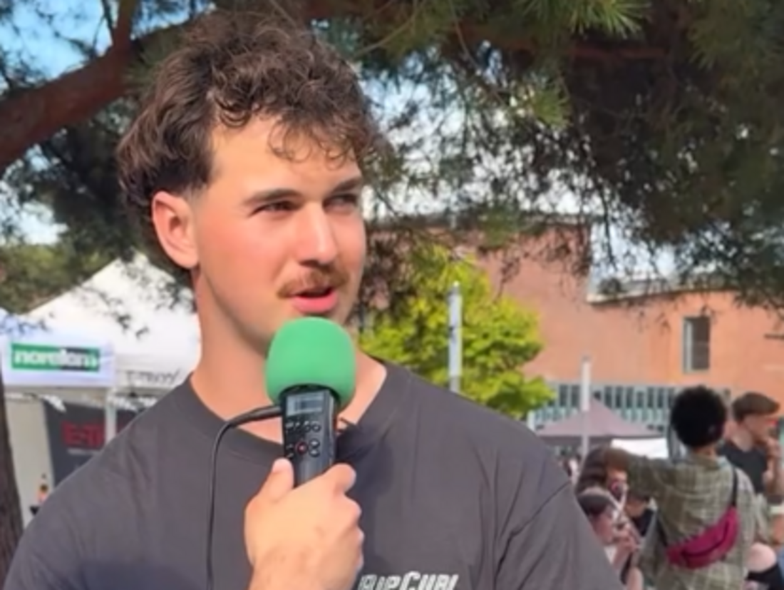 Auf dem Foto sieht man einen Ersti, der von hochschulradio düsseldorf interviewt wird