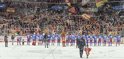 Auf dem Bild ist die Mannschaft der DEG nach einen Spiel vor der Fankurve auf dem Eishockeyfeld