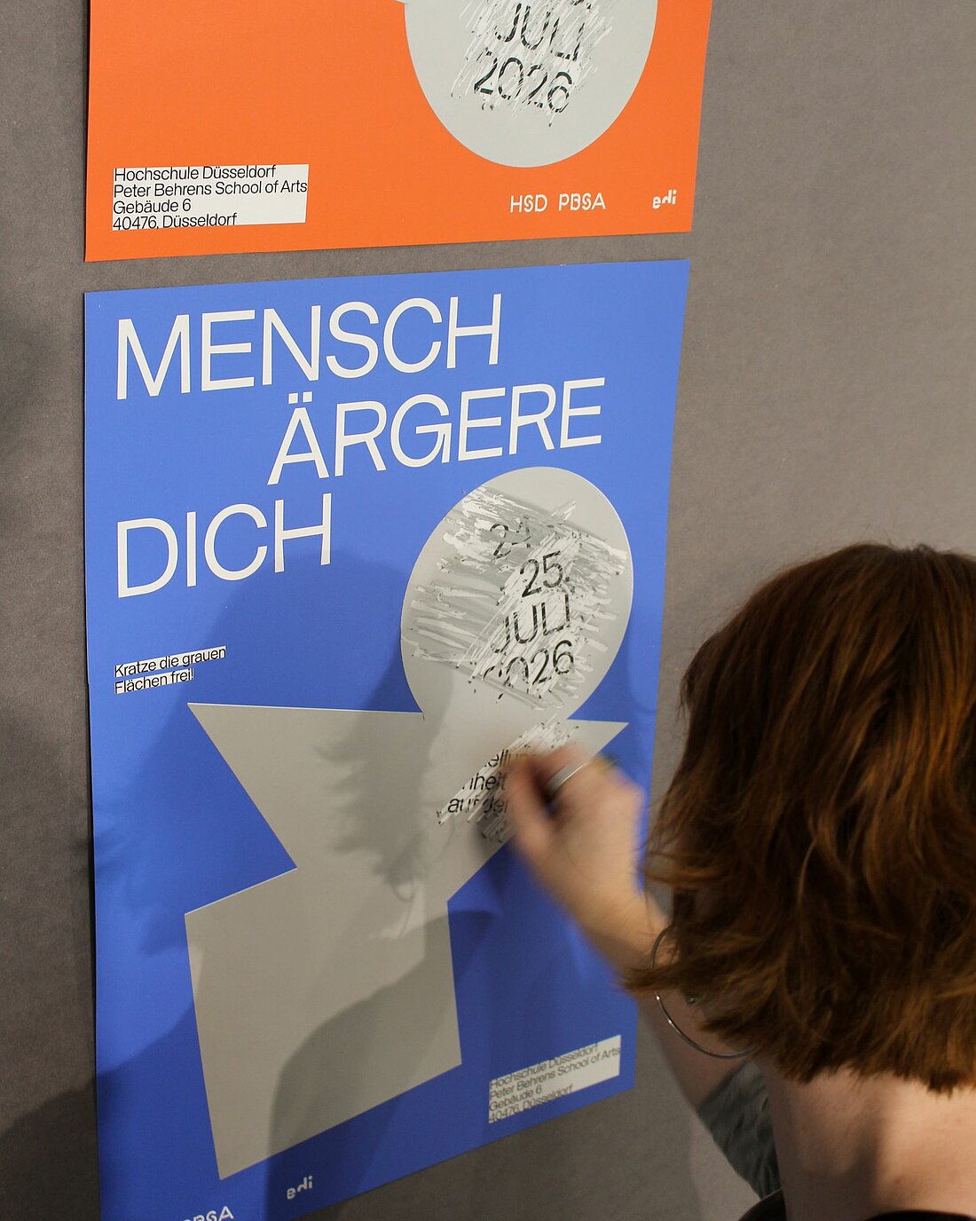 Ein interaktives Plakat, dessen Text durch Abkratzen mit einer Münze erscheint
