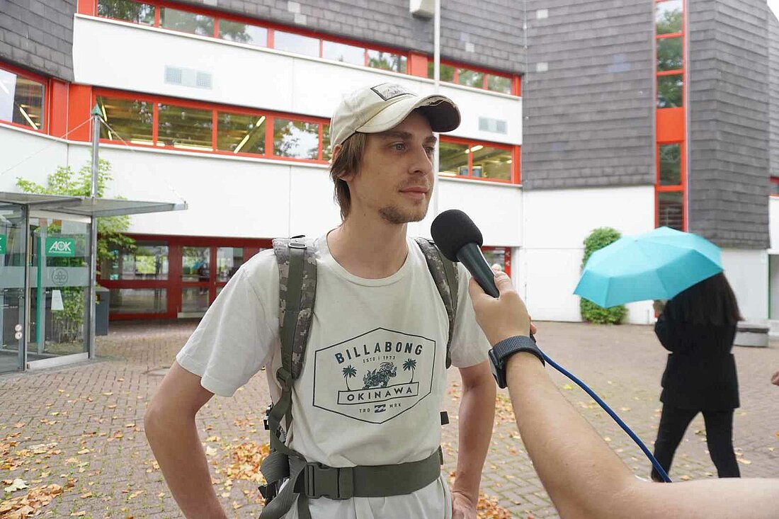Auf dem Bild sieht man den Student Merlin Fisher, der von hochschulradio düsseldorf interviewt wird (Foto: Katie Hamed)