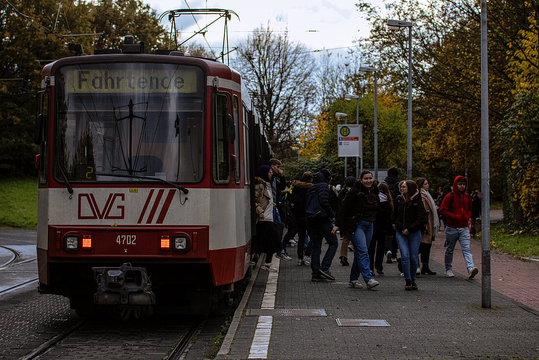 Die U-79 an der Haltestelle Uni-Ost aus welcher viele Studierende aussteigen.
