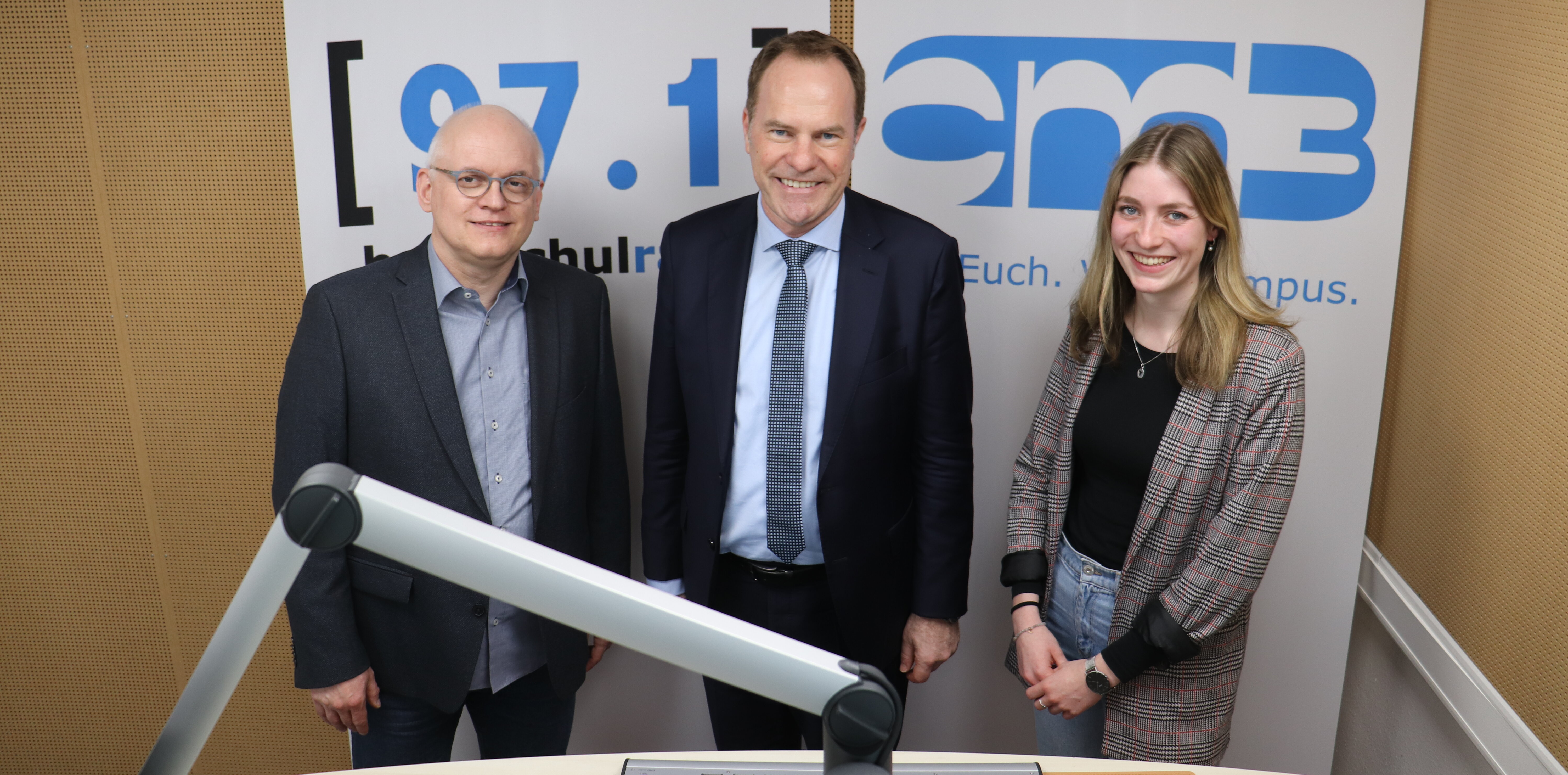 Stephan Keller zu Gast bei hochschulradio düsseldorf (Foto: Johanna Warszawa) Auf dem Bild sieht man drei Personen im Radio Studio.