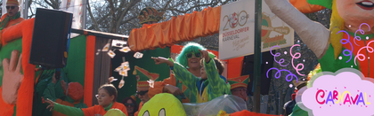 Auf dem Bidl sieht man den Karnevalsumzug in Düsseldorf mit Personen auf einem Umzugswagen (Foto: Michelle Pieczyk)