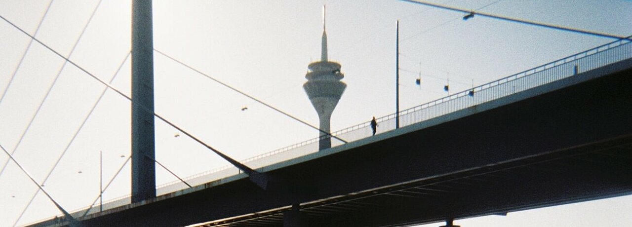 Es ist die Rheinkniebrücke zusammen mit dem Fernsehturm zu sehen