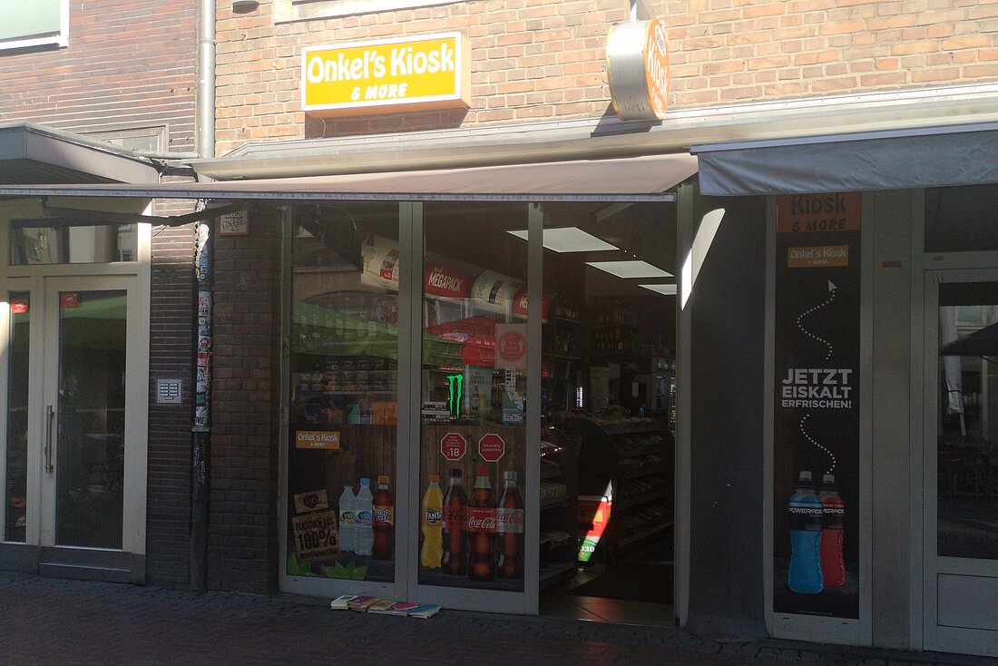 Man sieht ein Kiosk von aussen in der Düsseldorfer Altstadt an einem sonnigen Tag.