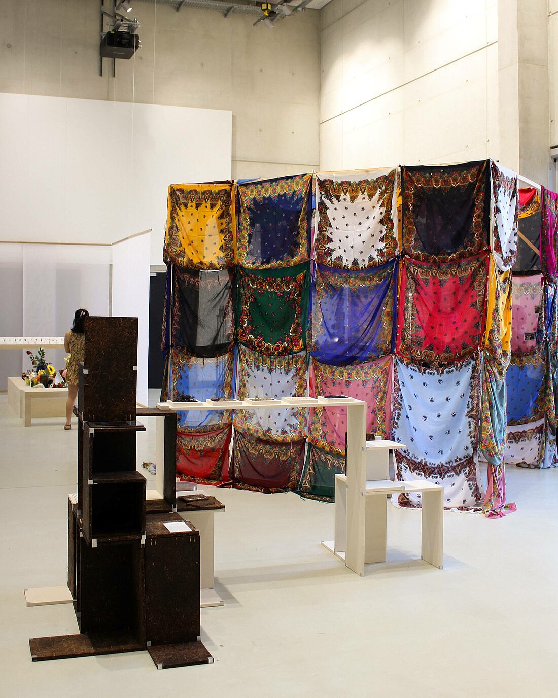 Ausstellungsraum mit Tuch-Installation und Ausstellungsmöbeln aus Traubentrester
