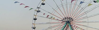 Man sieht Ein Riesenrad.